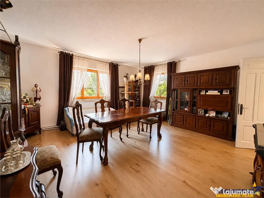 Casa familiala,790mp teren,5 dormitoare, livada,2 garaje,pan