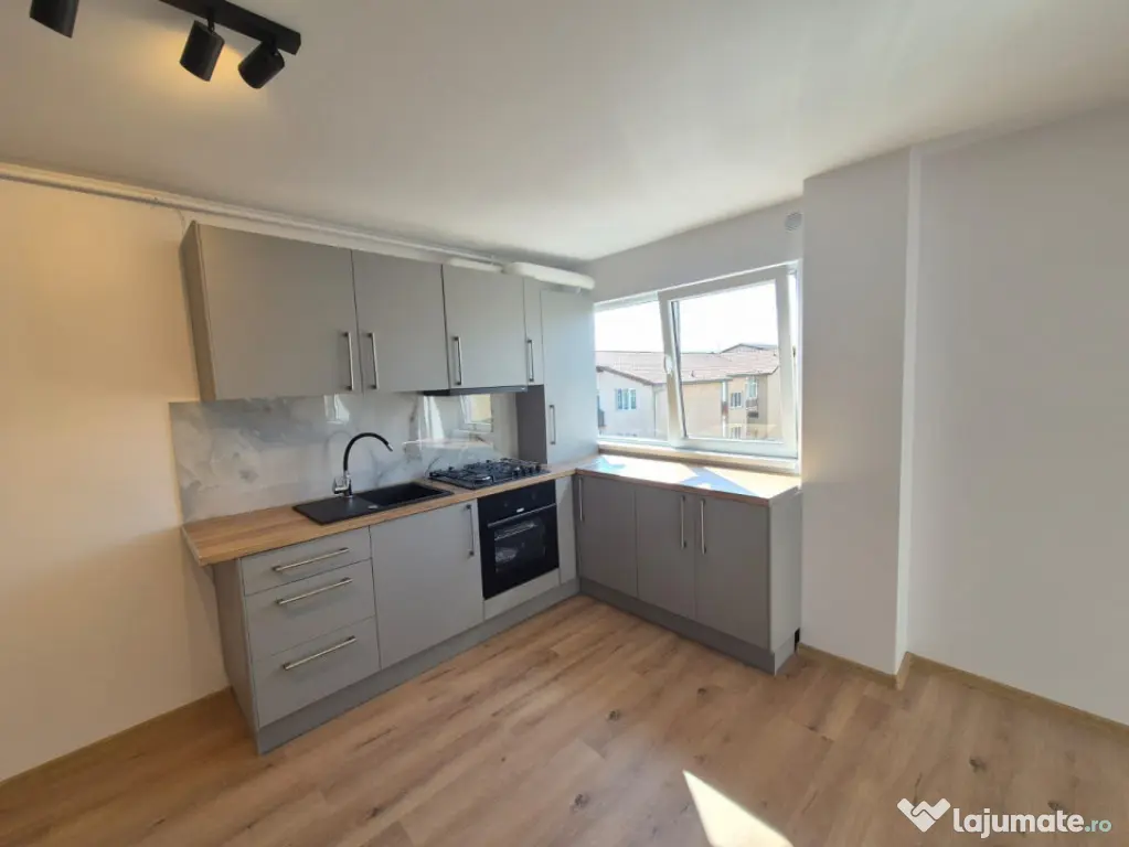 Apartament 3 camere 50 mp + parcare in Floresti zona Tineret