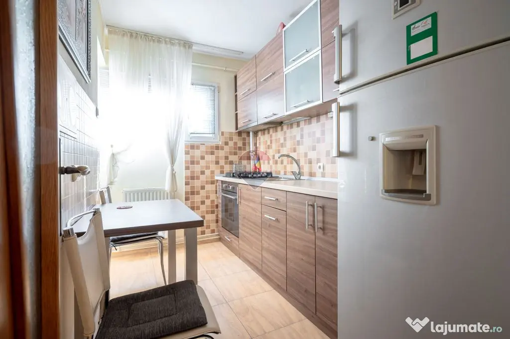 De închiriat apartament cu 3 camere și 2 parcări în A...