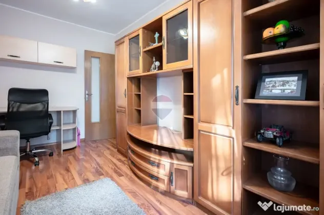 De închiriat apartament cu 3 camere și 2 parcări în A...