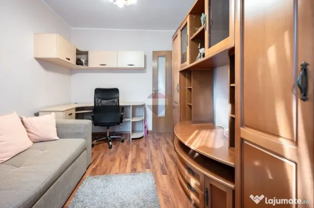 De închiriat apartament cu 3 camere și 2 parcări în A...