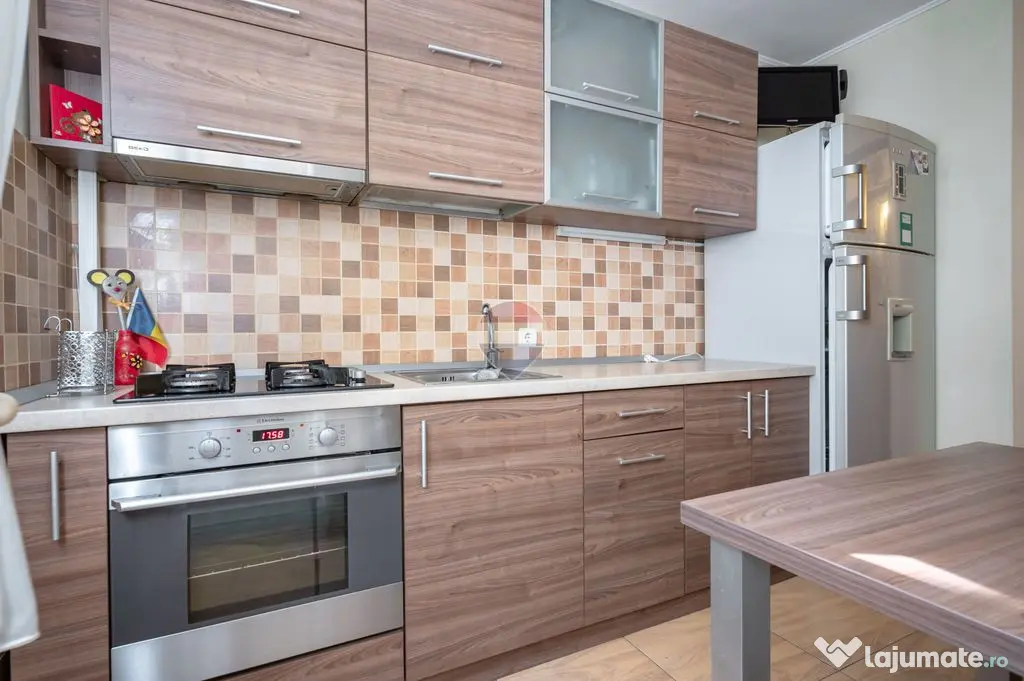 De închiriat apartament cu 3 camere și 2 parcări în A...