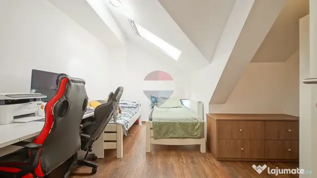 Apartament 3 camere, terasă generoasă, lift și 2 locur...