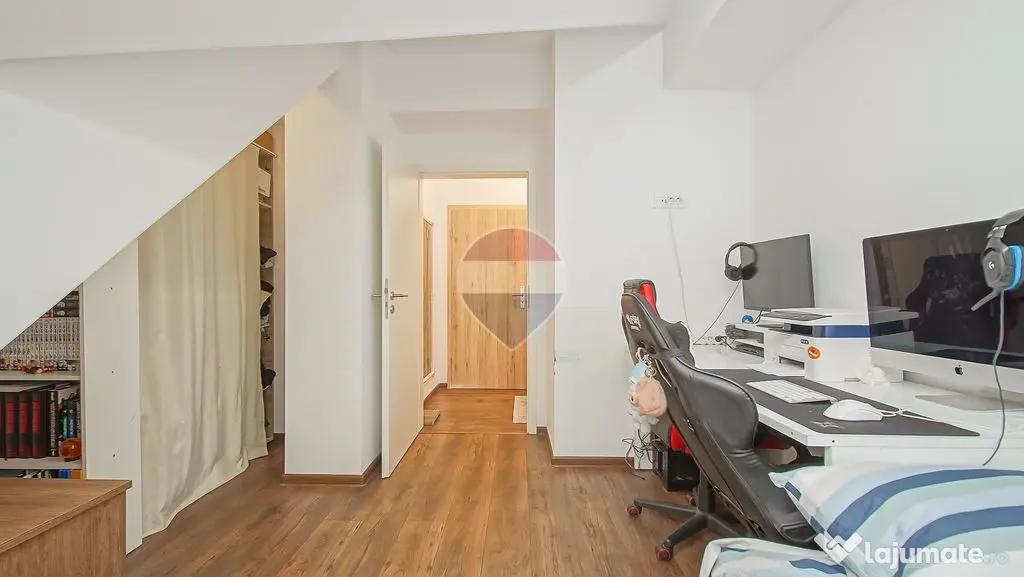 Apartament 3 camere, terasă generoasă, lift și 2 locur...