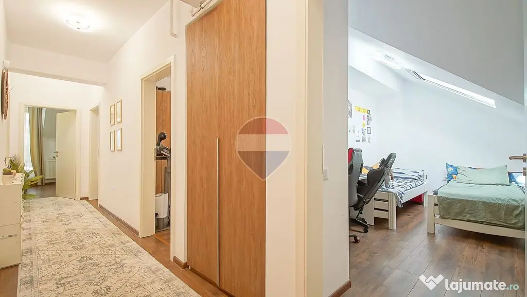 Apartament 3 camere, terasă generoasă, lift și 2 locur...