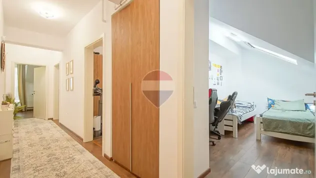 Apartament 3 camere, terasă generoasă, lift și 2 locur...