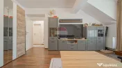 Apartament 3 camere, terasă generoasă, lift și 2 locur... 