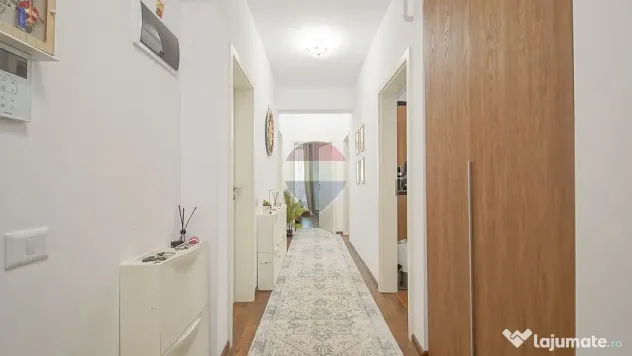 Apartament 3 camere, terasă generoasă, lift și 2 locur...