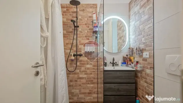 Apartament 3 camere, terasă generoasă, lift și 2 locur...