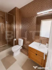 Apartament cu 3 camere, 2 bai cu geam, 70mp, parcare, in Bor 