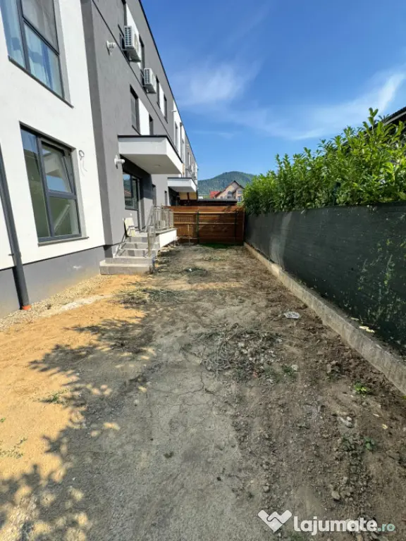 Apartament modern cu teren .Oportunitate excelentă pentru l