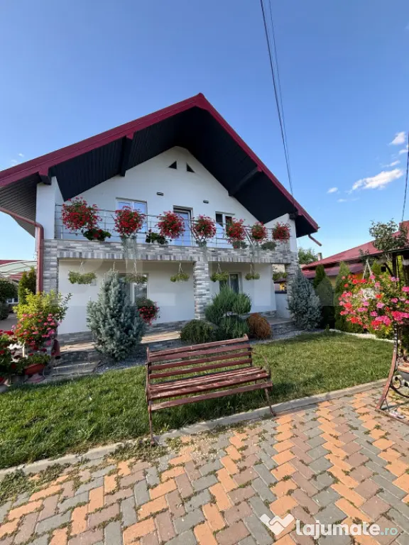 Casă 300 mp + Anexe, Foișor Sticlă și Teren 36 Ari | Hă