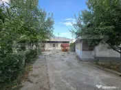Casă cu 3 corpuri, gospodărie și 2 fronturi stradale – 
