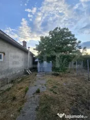 Casă cu 3 corpuri, gospodărie și 2 fronturi stradale – 