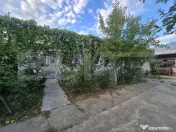 Casă cu 3 corpuri, gospodărie și 2 fronturi stradale – 