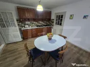 Casă cu 3 corpuri, gospodărie și 2 fronturi stradale – 