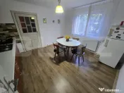 Casă cu 3 corpuri, gospodărie și 2 fronturi stradale – 