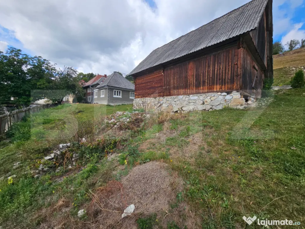 Proprietate cu 2 case, teren 1.855 mp, Priveliște spectacul