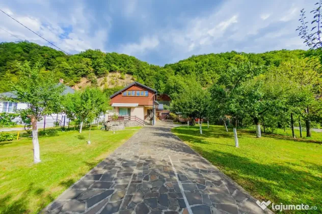 CASA cu TEREN generos , in linistea naturii