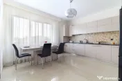 Casa LA CHEIE cu 5 camere si 4 bai, Buna Ziua, 200 mp, aproa
