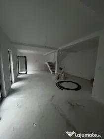 Casă tip duplex modernă, terase panoramice, în zona rezid