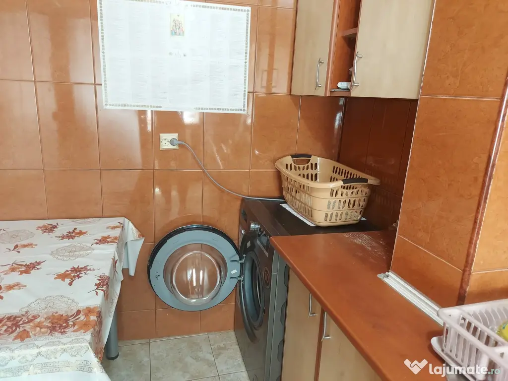 Inchiriez apartament 2 camere sector 4 Complex Uioara
