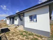 Duplex pe plan - asfalt - canalizare - personalizare interio