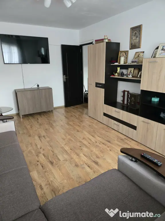 Apartament cu 3 camere Fieni str. Republicii