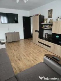 Apartament cu 3 camere Fieni str. Republicii