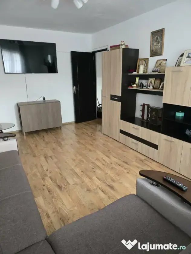 Apartament cu 3 camere Fieni str. Republicii