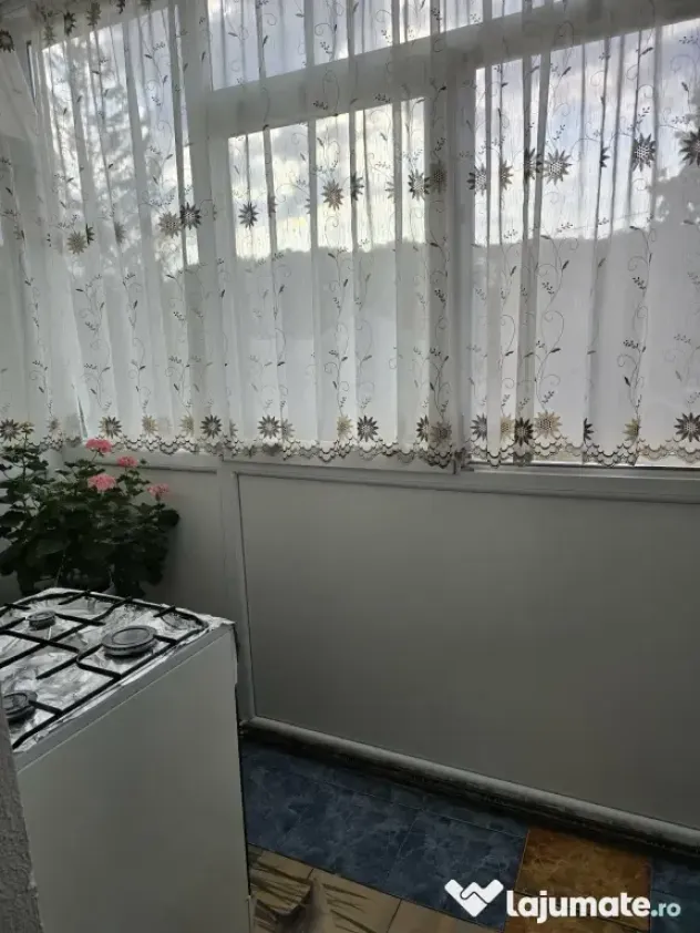 Apartament cu 3 camere Fieni str. Republicii