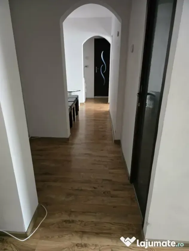 Apartament cu 3 camere Fieni str. Republicii