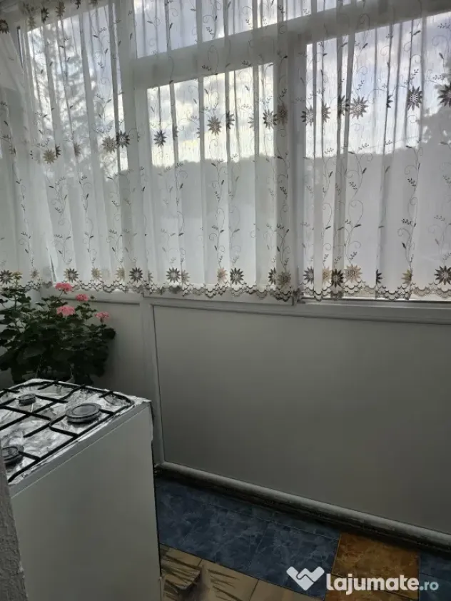 Apartament cu 3 camere Fieni str. Republicii