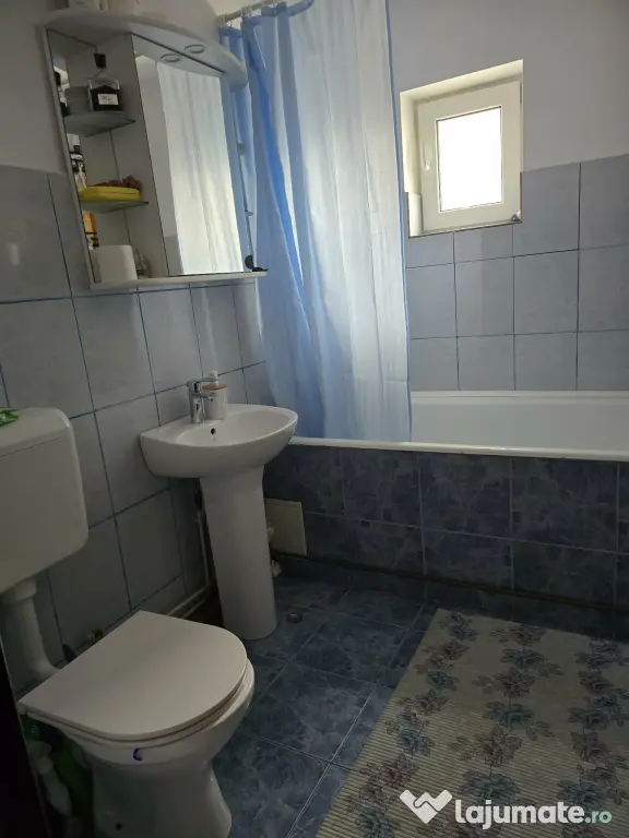Apartament cu 3 camere Fieni str. Republicii