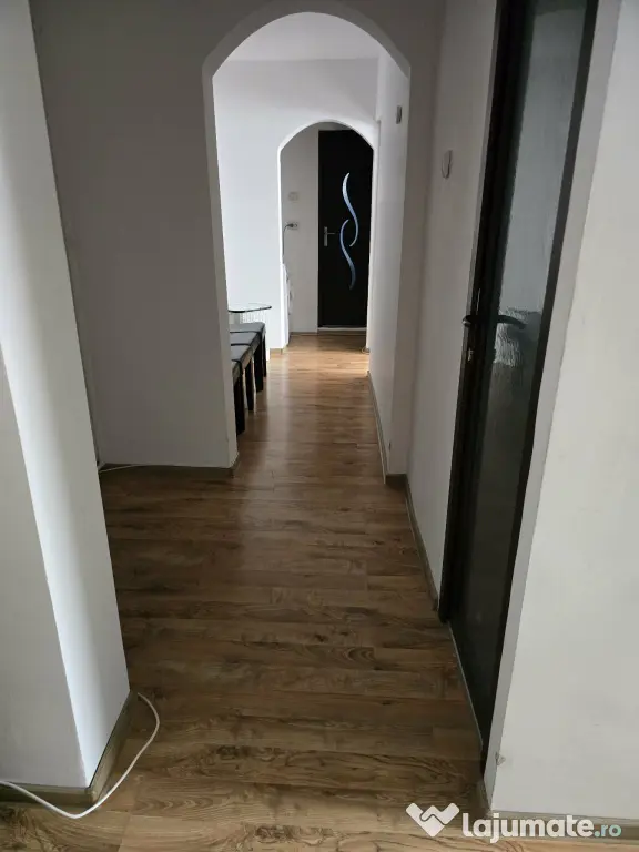 Apartament cu 3 camere Fieni str. Republicii