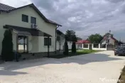 Casă de vânzare cu teren 1.530 mp, garaj, alarmă și supr