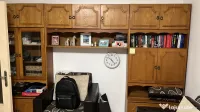 Bibliotecă cu vitrine și rafturi cu uși
