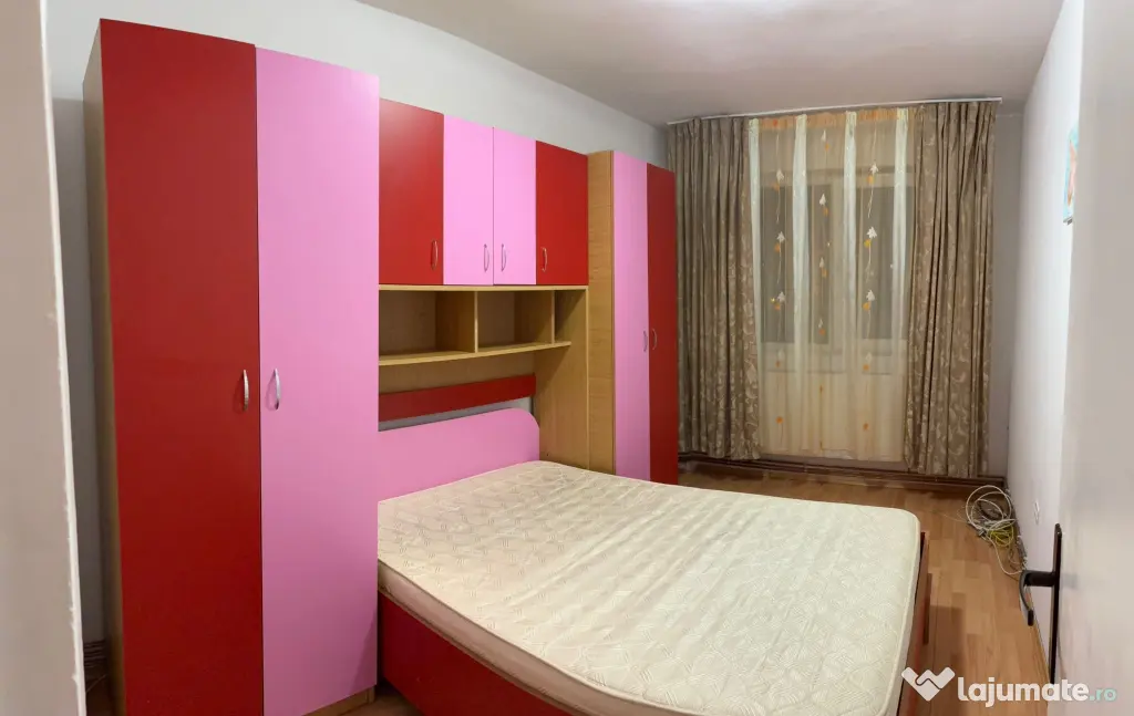 Inchiriez apartament decomandat doua camere