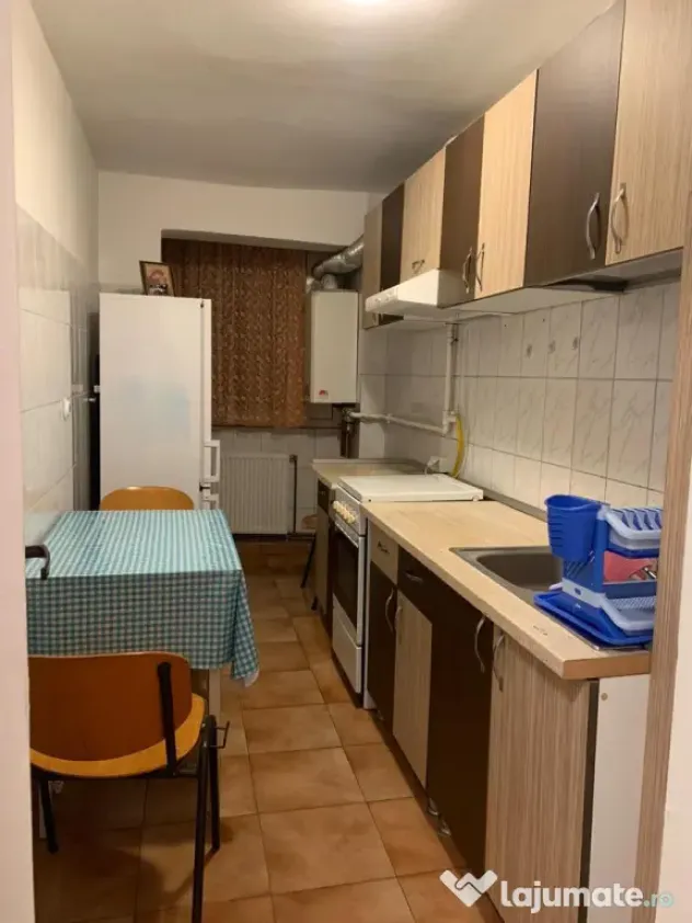 Inchiriez apartament decomandat doua camere