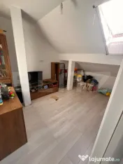 Apartament cu 2 camere, decomandat, pod mansardabil, zona Ge 