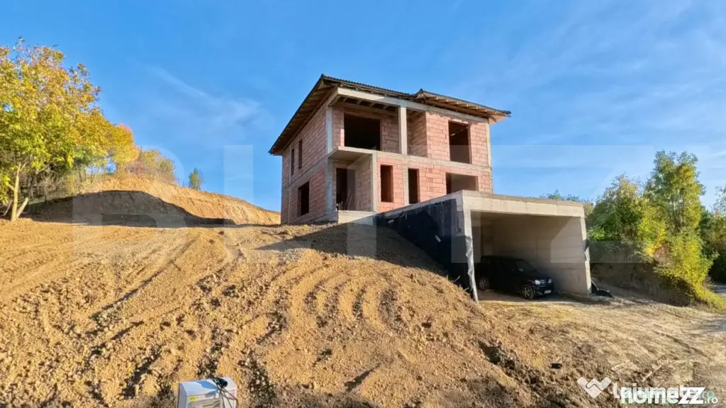 Casa la rosu, Demisol+Parter+Etaj, 223 mp, teren 10 ari - Bistrita (Bistrita-Nasaud)