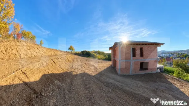 Casa la rosu, Demisol+Parter+Etaj, 223 mp, teren 10 ari - Bistrita (Bistrita-Nasaud)