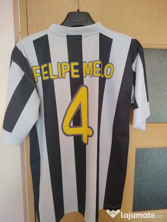 Tricou