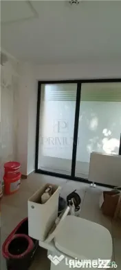 Spatiu comercial renovat cu 2 vitrine mari 11 ml, pe colt -