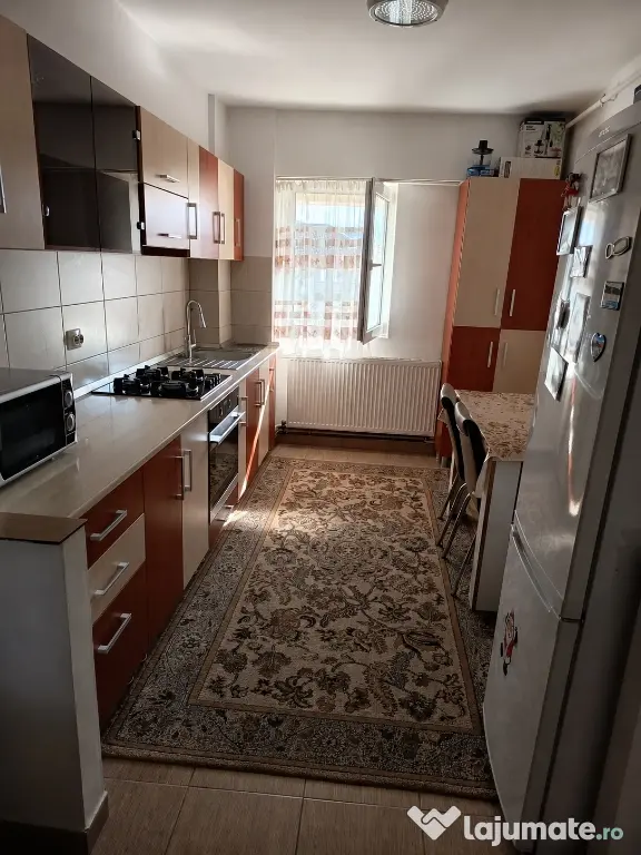 Vand apartament cu 3 camere decomandat,etaj 4