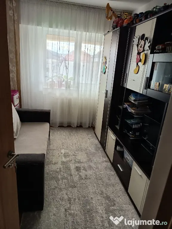 Vand apartament cu 3 camere decomandat,etaj 4