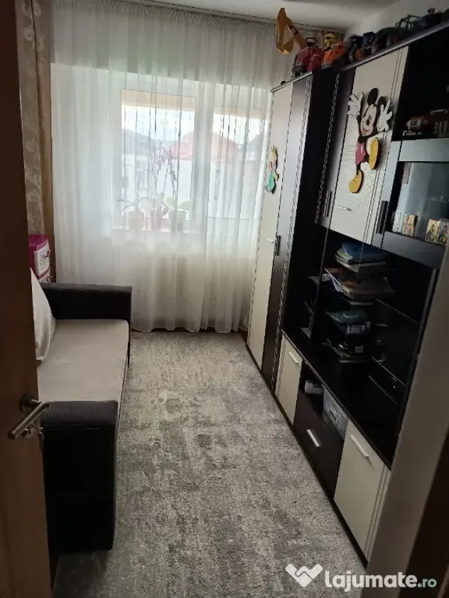 Vand apartament cu 3 camere decomandat,etaj 4