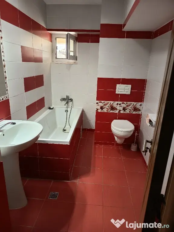 Vand apartament cu 3 camere decomandat,etaj 4