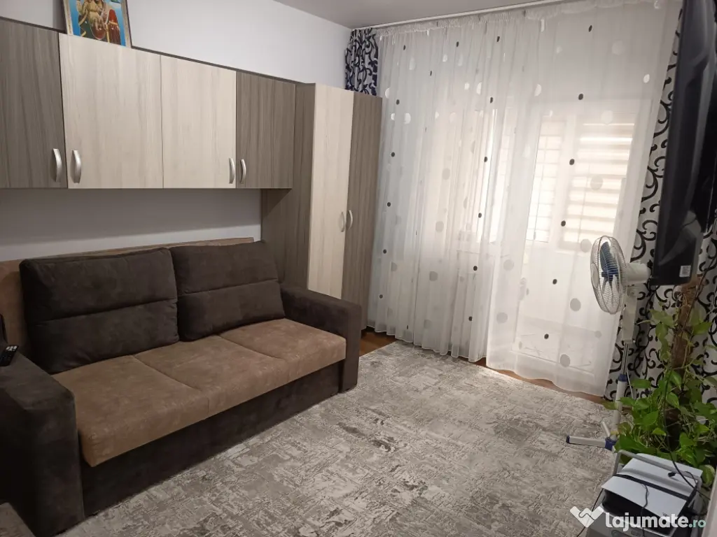 Vand apartament cu 3 camere decomandat,etaj 4