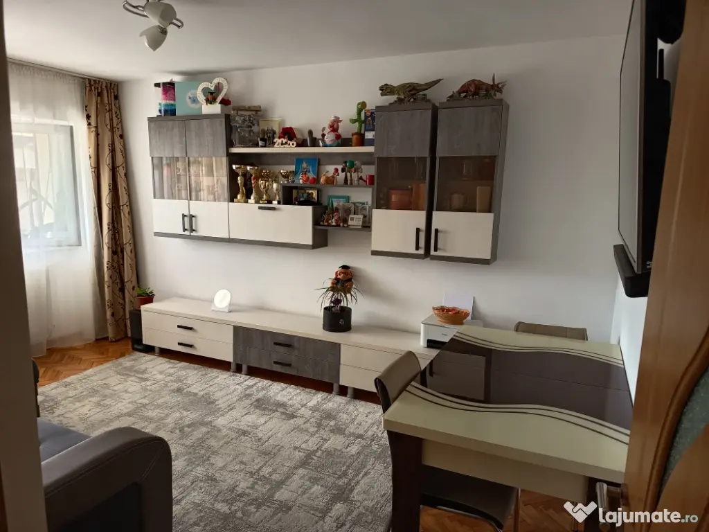 Vand apartament cu 3 camere decomandat,etaj 4